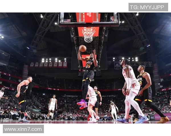 火箭队逆转雄鹿！杜兰特赛后采访盛赞克里斯·保罗关键发挥，强调团队胜利重要性彰显领袖气质